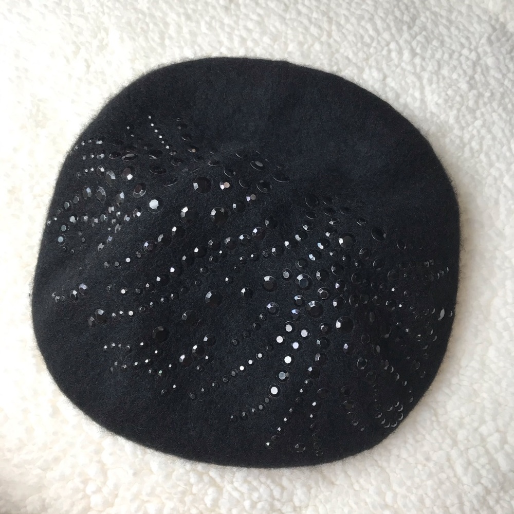 Mexx black beret with studs accent